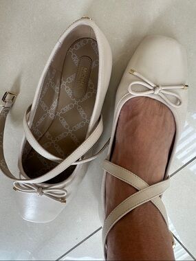 MICHAEL Michael Kors Cream Cross-Strap Ballet Flats with Bow